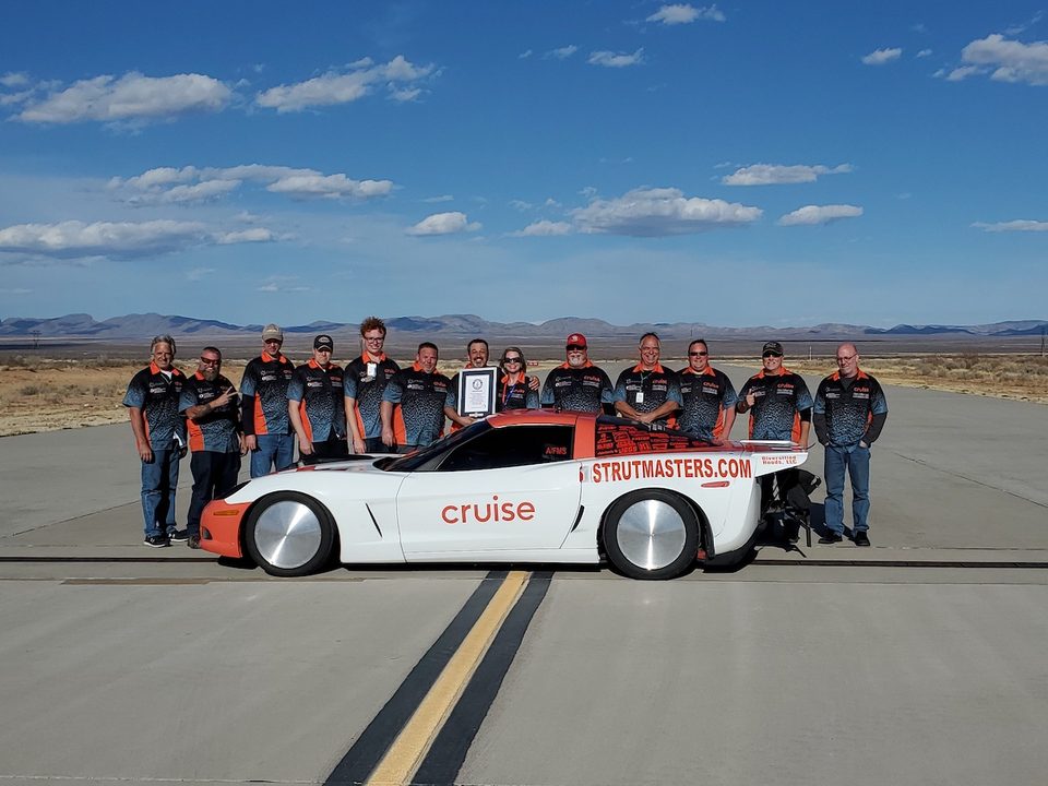 Photo de groupe devant la Corvette