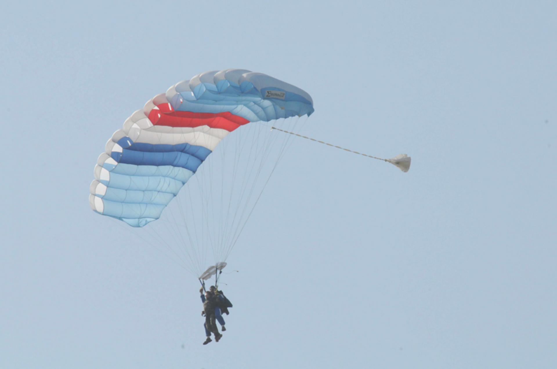 Saut en parachute en tandem pour la plus jeune non voyante du monde