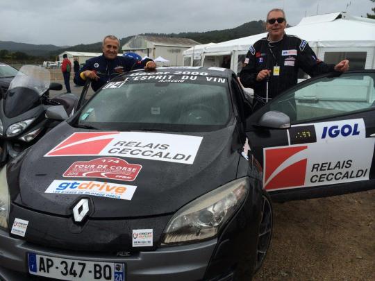 Un équipage insolite lors de la manche française du Championnat du monde des Rallyes (WRC). 