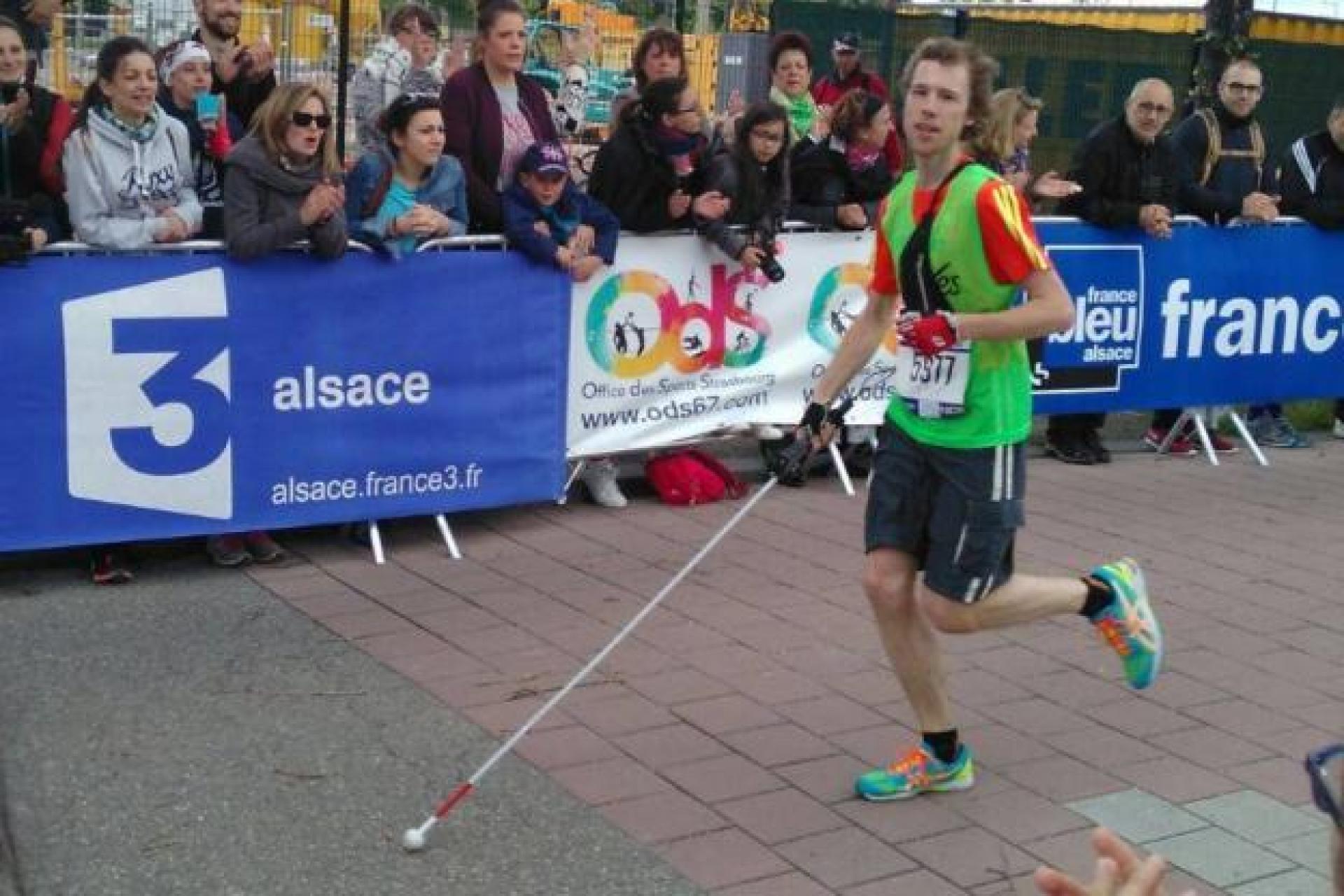 Road marathon world record by a blind person in complete autonomy, provided with a GPS application on smartphone, or similar device.