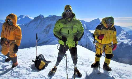 Two Italian amputees at the top of Mont Blanc, a frosty challenge