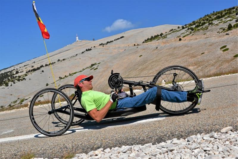 Paraplégique, il grimpe le Mont Ventoux