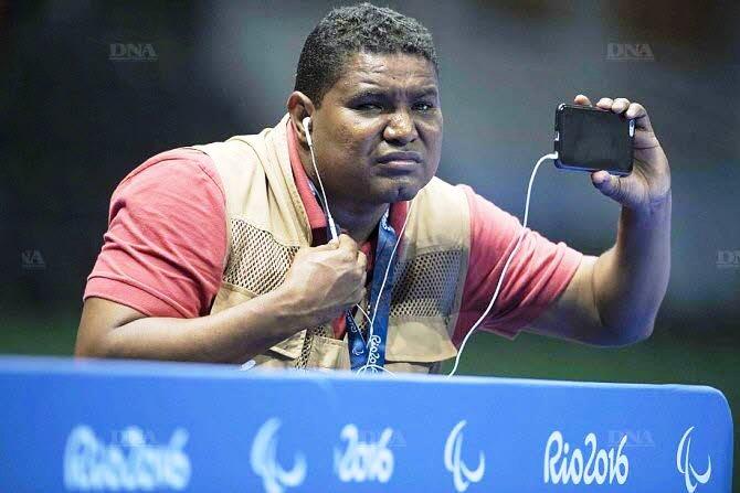    Aveugle,  il est l’un des photographes des Jeux Paralympiques de Rio 