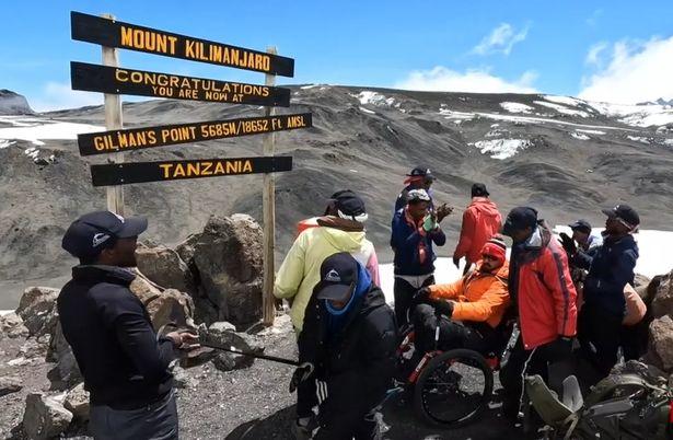 Au sommet du Kilimandjaro en fauteuil.